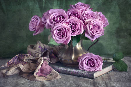 Bouquet di rose in tavola