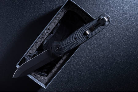 Πτυσσόμενο μαχαίρι σε μαύρο φόντο