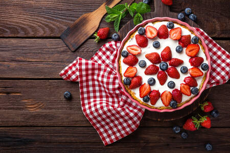 Cheesecake with strawberries and blueberries
