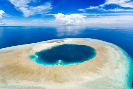 Vista de cima de um atol tropical