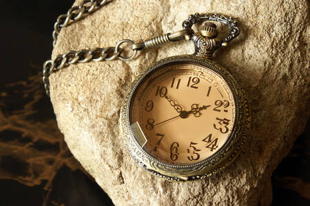 Старовинний годинник на камені