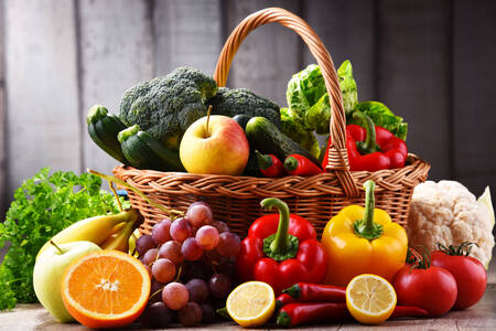 Овочі та фрукти у кошику