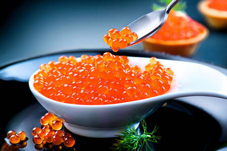 Roter Kaviar in einem Löffel