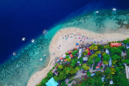 Gornji pogled na plažu ostrva Samilon