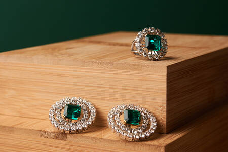 Earrings and ring with emeralds