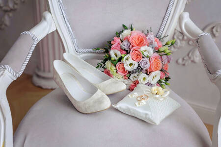 Bouquet da sposa, anelli e scarpe