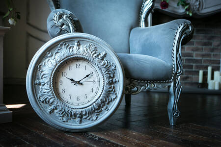 Vintage hodiny a křeslo