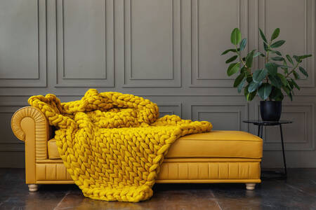 Šedý obývací pokoj se žlutou pohovkou