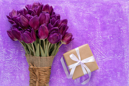 Kytice tulipánů a dárek
