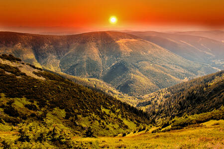 Puesta de sol en la montaña Krkonoše