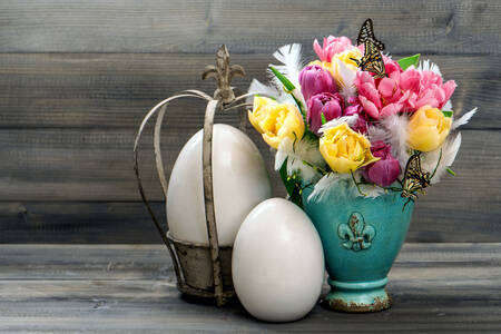 Tulipes et œufs sur la table