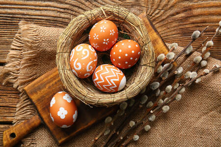 Eieren in een nest op een houten achtergrond