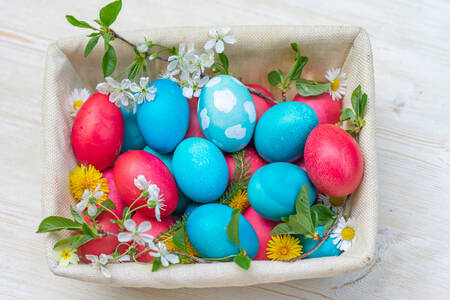 Ovos de Páscoa em uma caixa branca