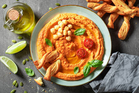 Houmous avec des tomates