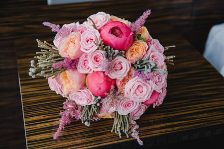 Bouquet de mariée sur une table en bois