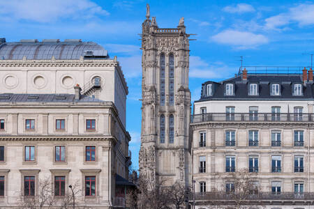 Blick auf den Turm Saint-Jacques in Paris