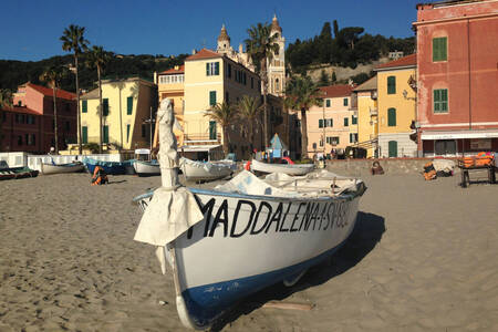 Perahu di pantai di Liguria