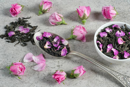 Té con pétalos y capullos de rosa