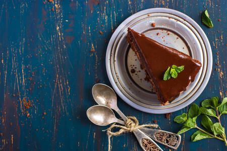 Un trozo de pastel de chocolate con menta