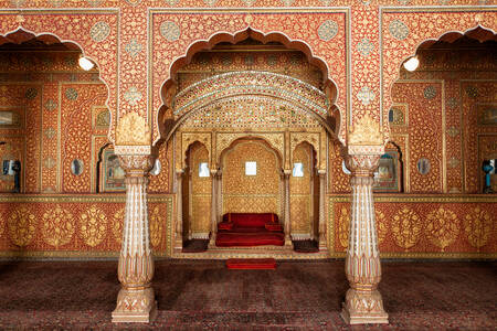 Salón de columnas del fuerte de Junagadh