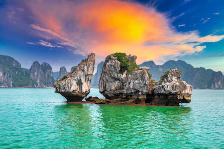 Atardecer sobre la bahía de Ha Long