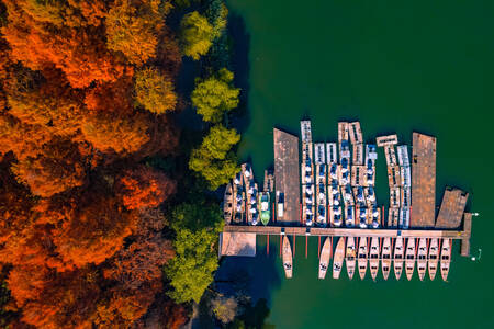 Въздушен изглед към кея с лодки на Западното езеро