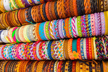 Moniväriset nahkarannekkeet