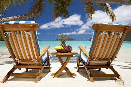Шезлонги на тропическом пляже
