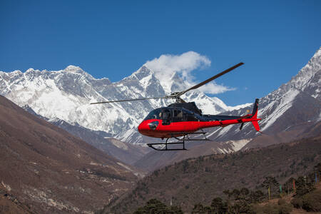Helicóptero vermelho e preto