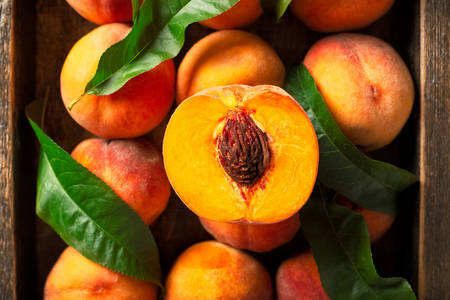 Спелые персики