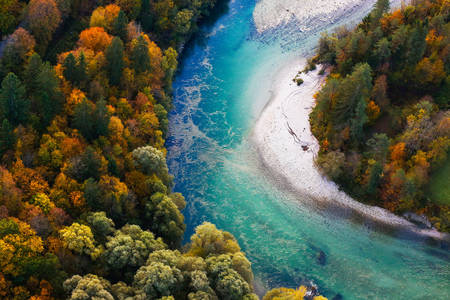Pohled shora na alpskou řeku