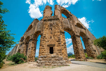 Ruinen des Aquädukts von Aspendos