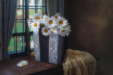Accordion and a bouquet of daisies