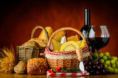 Wijn en manden met kaas en brood