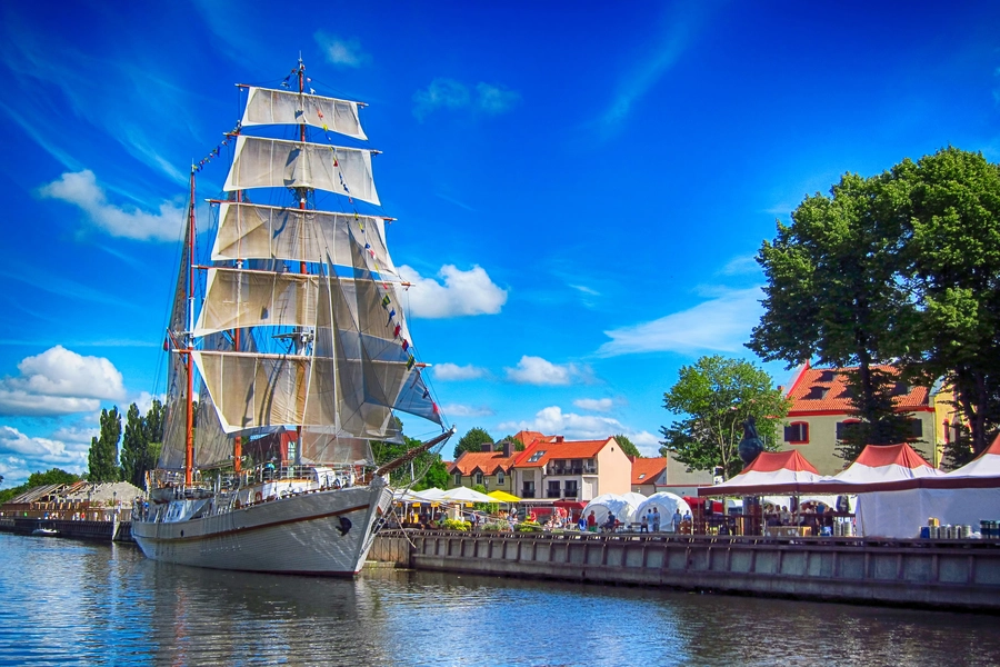 Zeilbootmeridiaan in Klaipeda