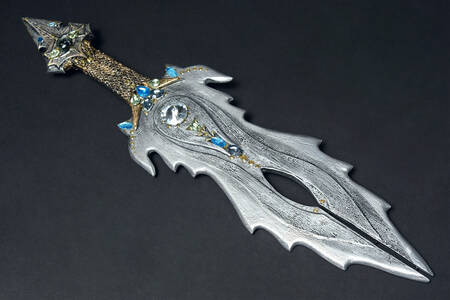 Старинный металлический меч
