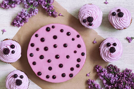 Berry cupcakes a pěnový dort