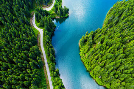 Veduta aerea di un lago di montagna