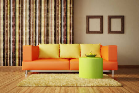 Zimmer mit einem hellen Sofa