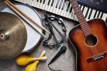 Muziekinstrumenten op tafel