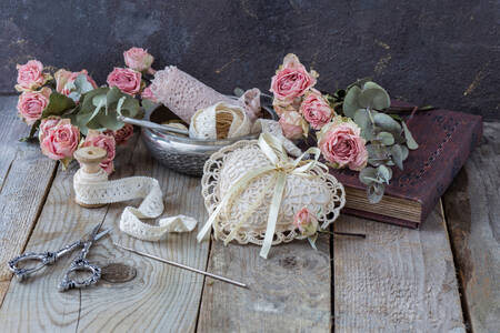 Lace and roses on the table