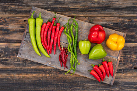 Pimiento chile en una tabla de madera