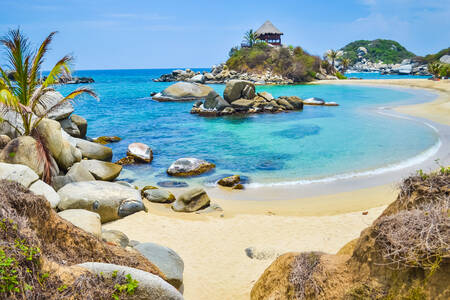 Teluk dengan pantai berpasir