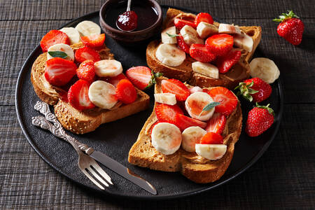Тосты с бананом и клубникой