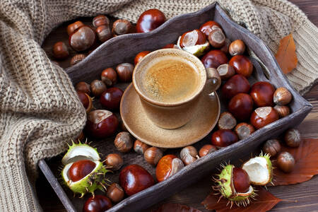 Una taza de café y castañas