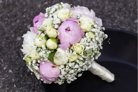 Ramo de novia de peonías y rosas