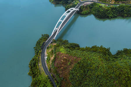 Pemandangan dari atas jembatan lengkung