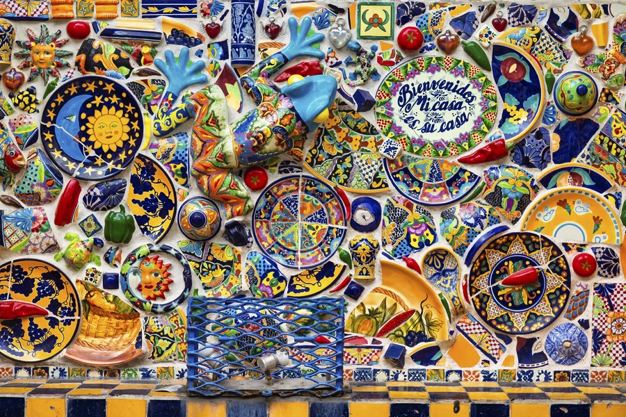 Parede de mosaico com pratos