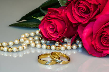 Vjenčani prsteni i cvijeće