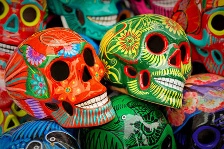 Crânios coloridos feitos à mão